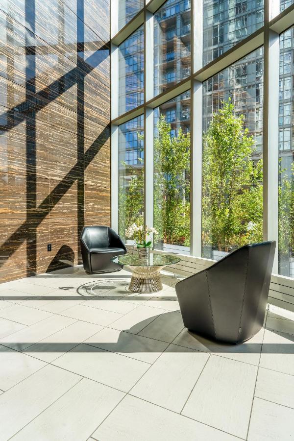 Family Oriented Downtown Toronto 2Bdrm Condo With Parking & Office Space Kültér fotó