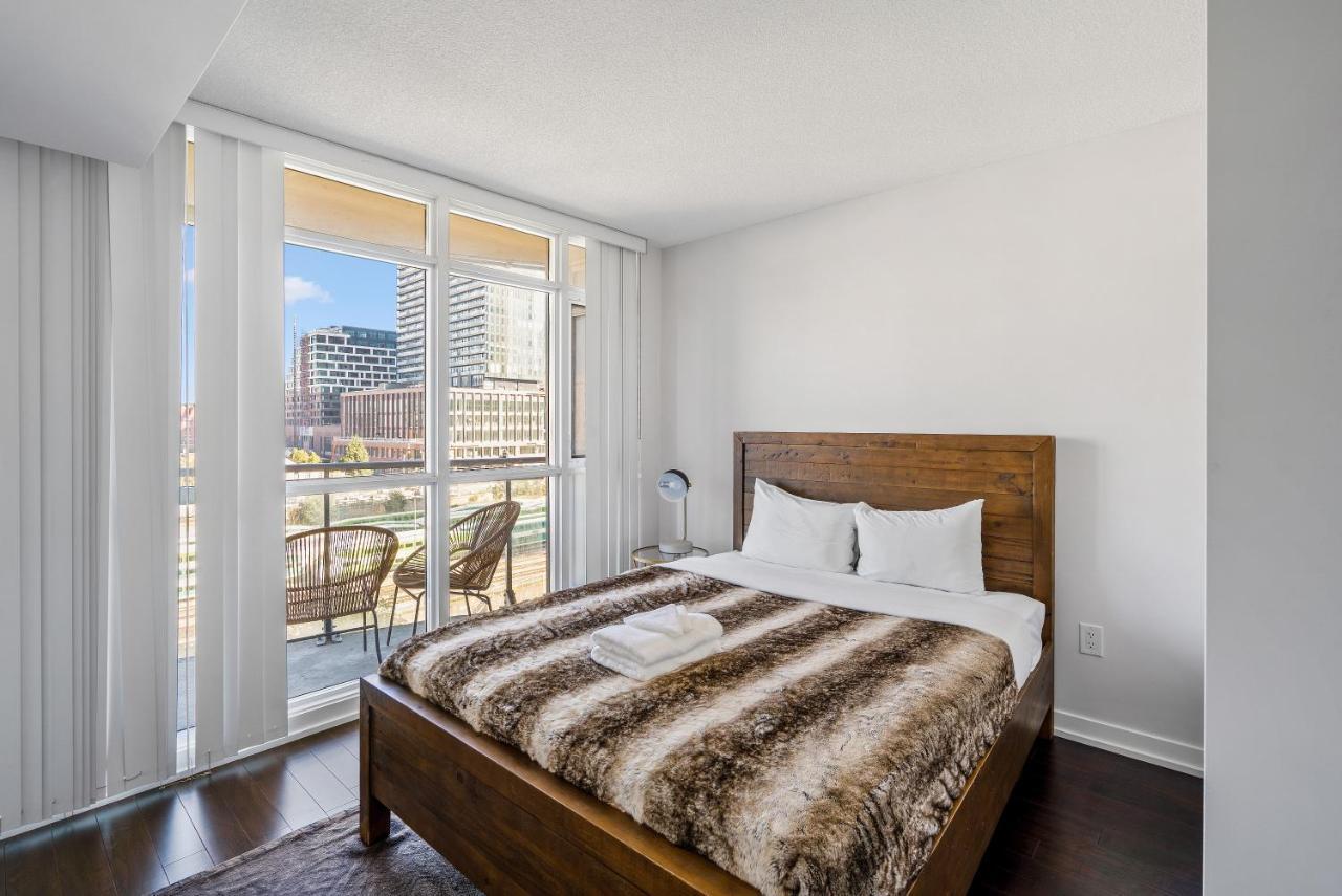 Family Oriented Downtown Toronto 2Bdrm Condo With Parking & Office Space Kültér fotó