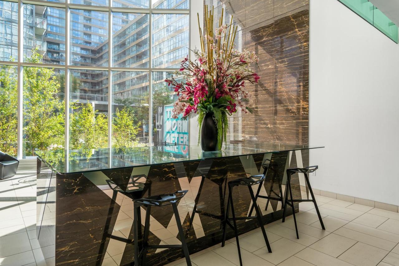 Family Oriented Downtown Toronto 2Bdrm Condo With Parking & Office Space Kültér fotó